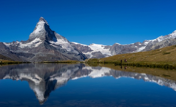 CH-SEEN-ROUTE Scenic view on Matterhorn peak with reflection at Stellisee lake in sunny day with blue sky  Zermatt  Switzerland   shutterstock 538246936